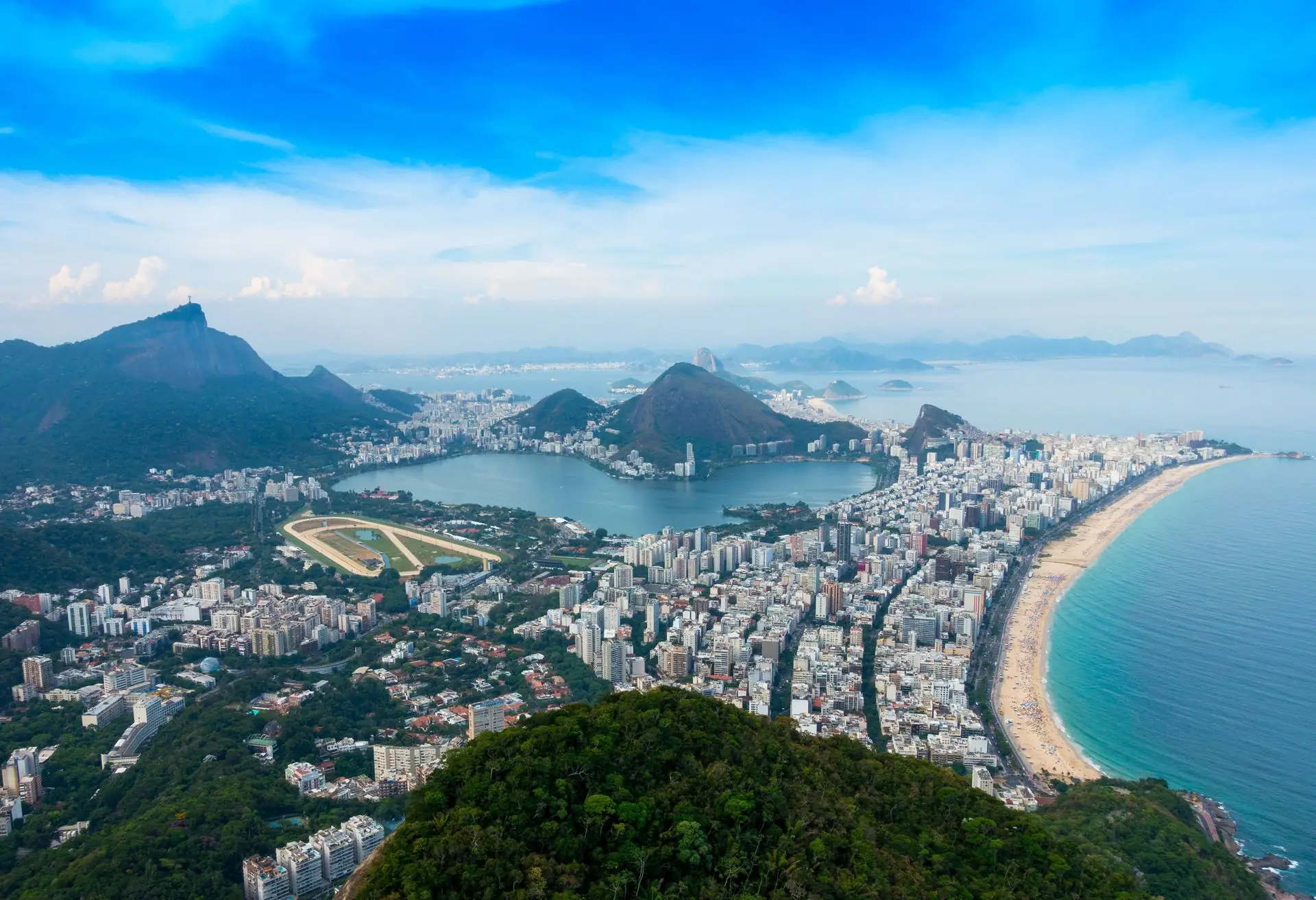 Vista aérea real da praia e costa do Rio de Janeiro, com Ipanema e a Lagoa Rodrigo de Freitas